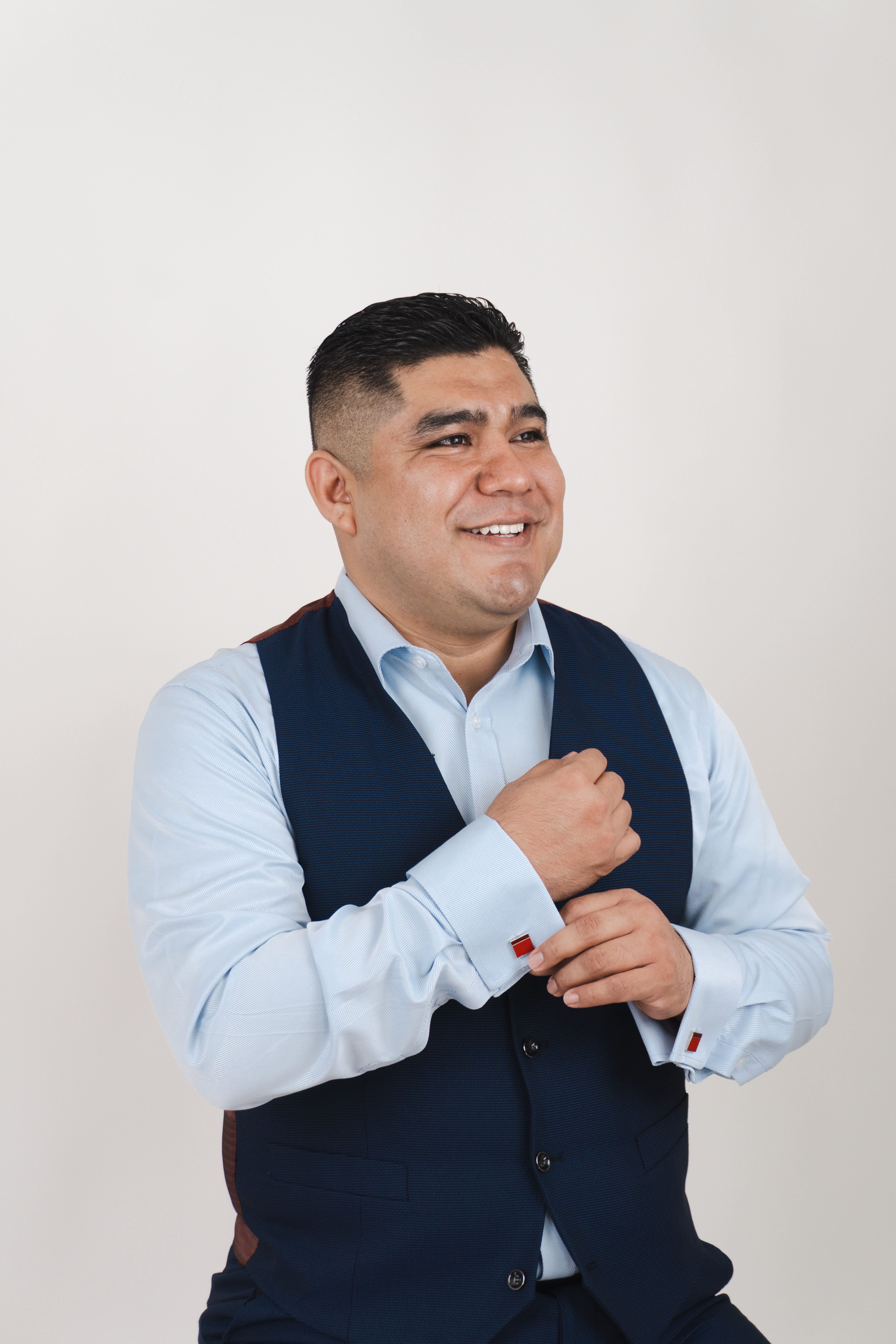 Yheraldo Martínez López con traje azul marino